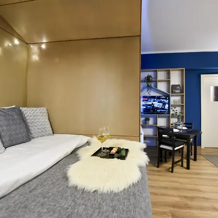Апартаменти Chic Near Universitate Square - Your Ideal In