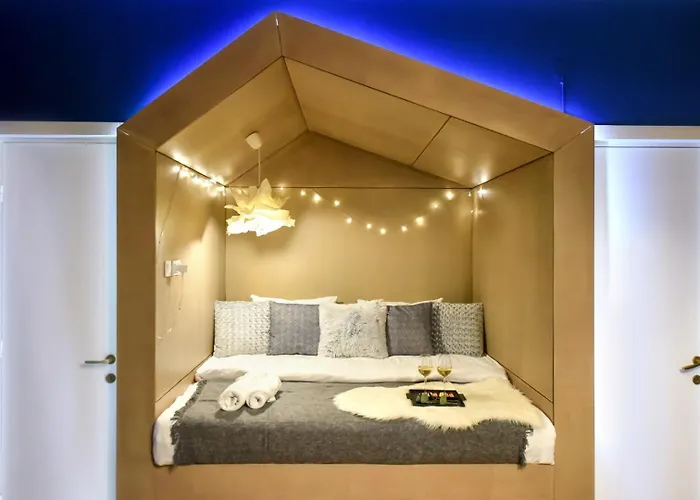 Апартаменти Chic Near Universitate Square - Your Ideal In *