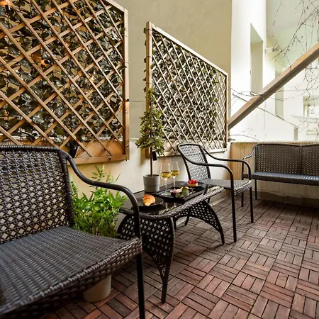 Chic Near Universitate Square - Your Ideal In